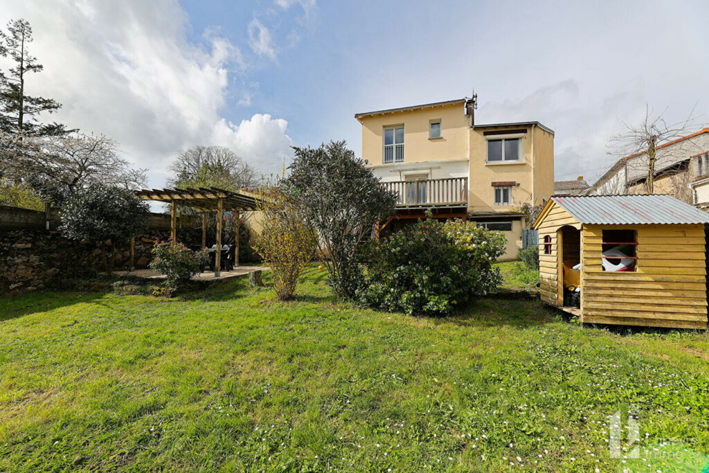 Maison de bourg avec beau jardin !