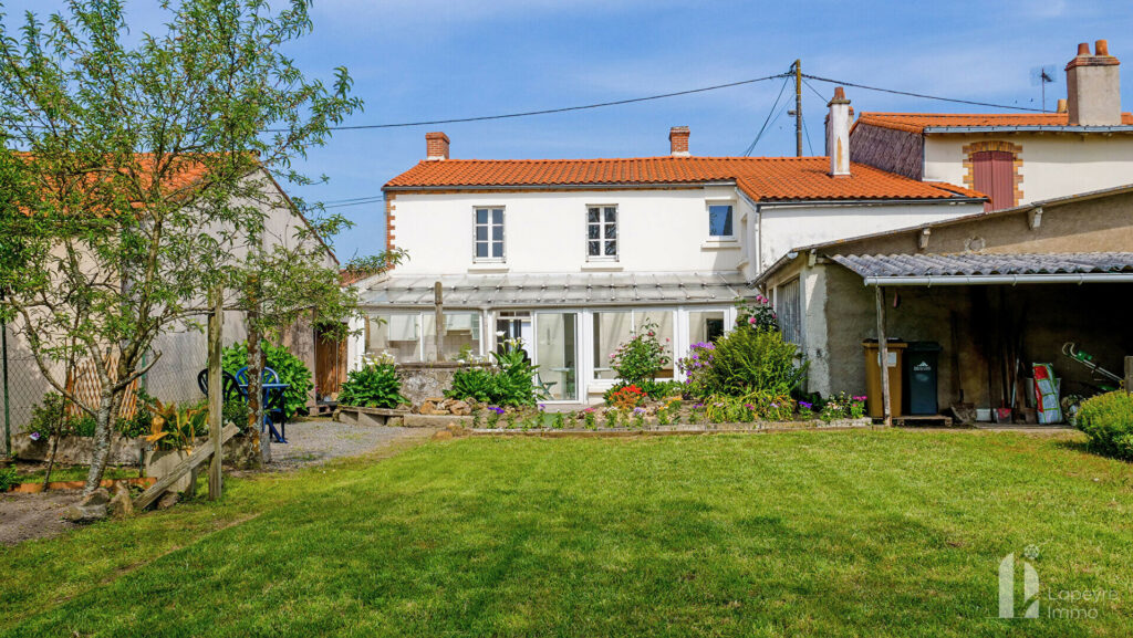 Maison de Bourg  de 89 m² + 26 m² de véranda – 3 chambres