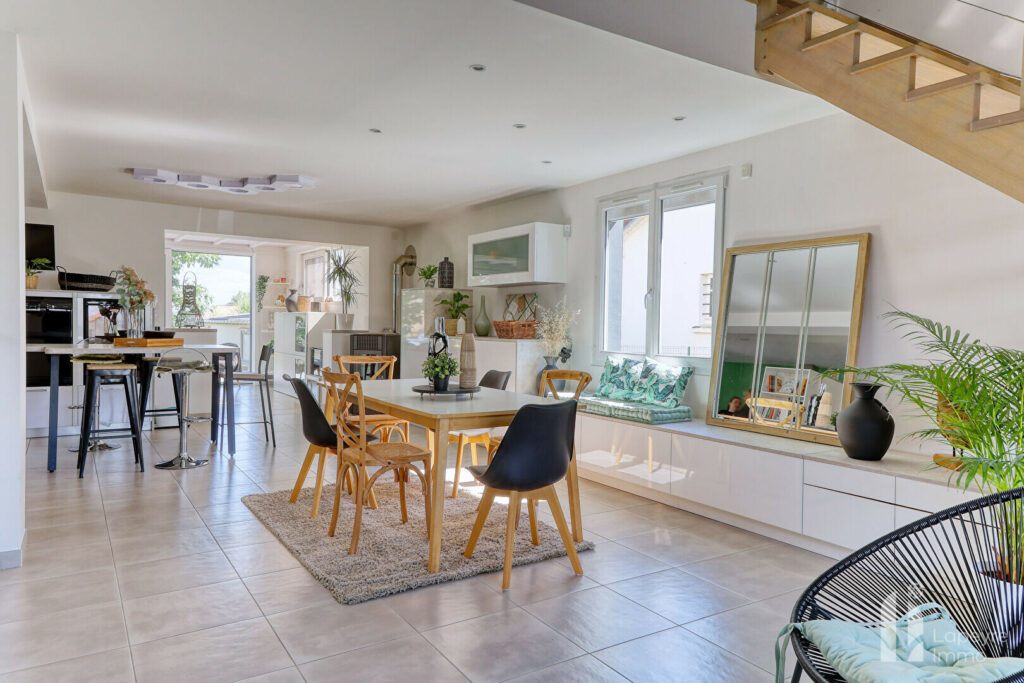 BOURG REMOUILLÉ – Maison évolutive aux atouts multiples – 140 m² + 60 m² dépendances