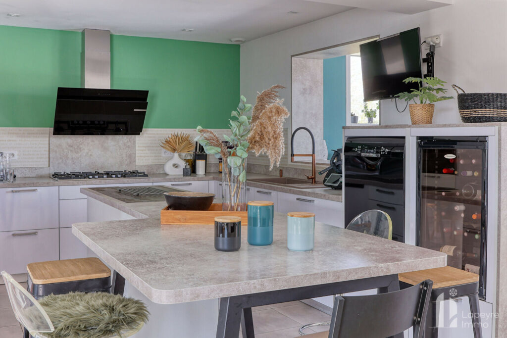 BOURG REMOUILLÉ – Maison évolutive aux atouts multiples – 140 m² + 60 m² dépendances