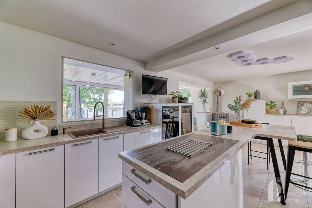 BOURG REMOUILLÉ – Maison évolutive aux atouts multiples – 140 m² + 60 m² dépendances