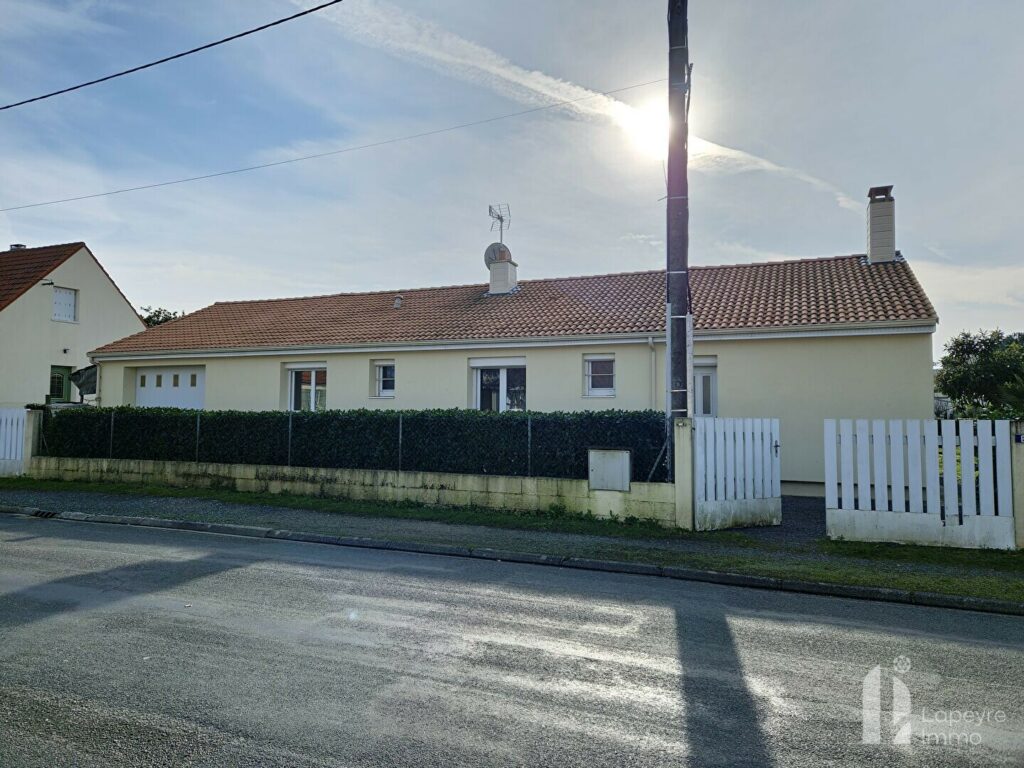 Bourg – Maison de plain pied à potentiel offrant 4 chambres