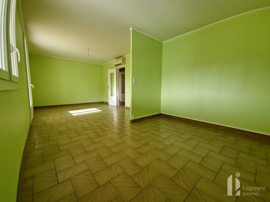 Bourg – Maison de plain pied à potentiel offrant 4 chambres