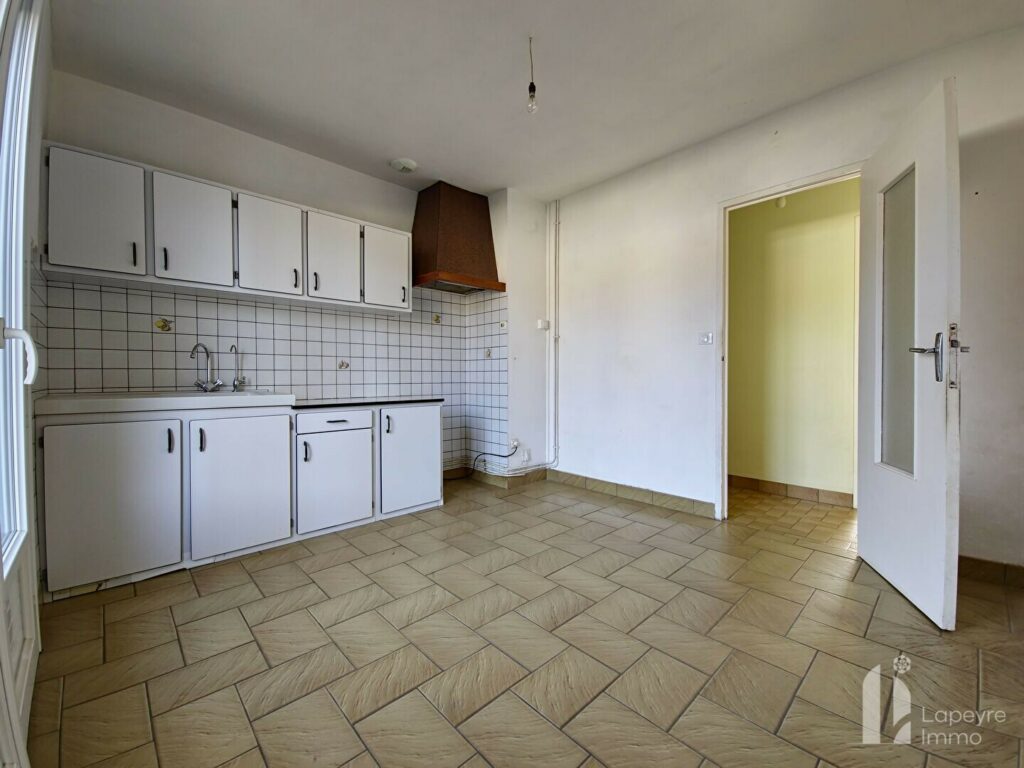 Bourg – Maison de plain pied à potentiel offrant 4 chambres