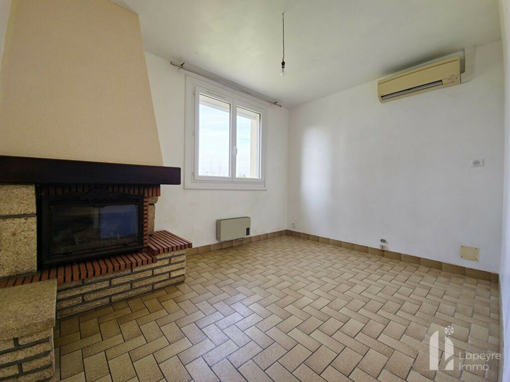 Bourg – Maison de plain pied à potentiel offrant 4 chambres