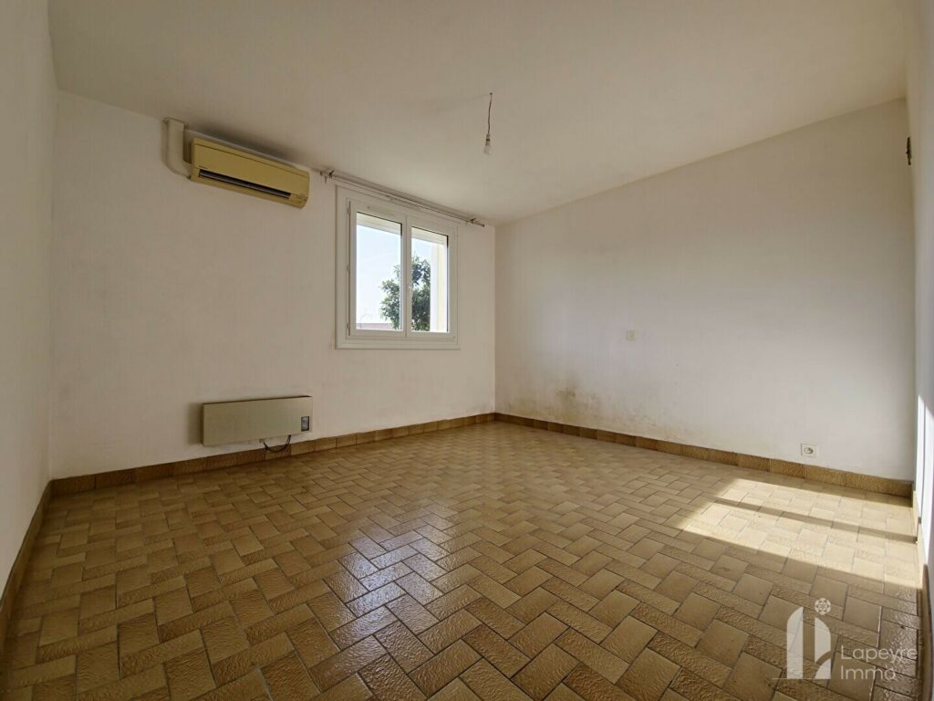 Bourg – Maison de plain pied à potentiel offrant 4 chambres