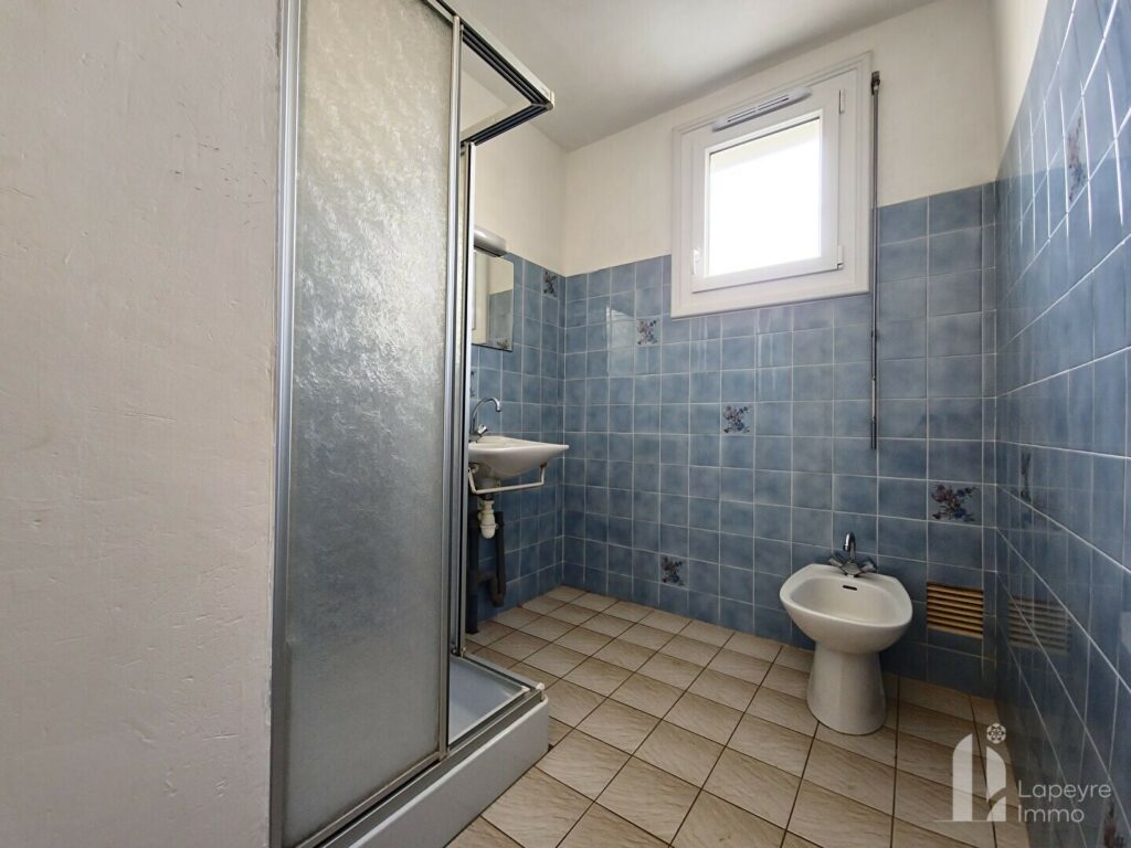 Bourg – Maison de plain pied à potentiel offrant 4 chambres