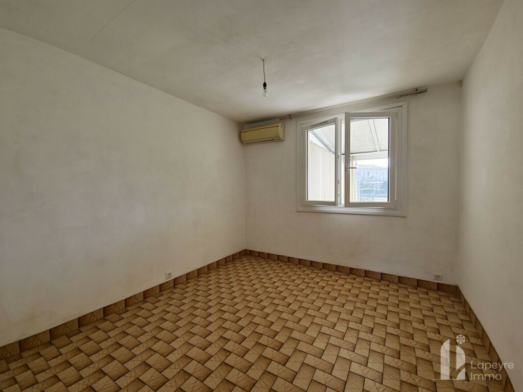 Bourg – Maison de plain pied à potentiel offrant 4 chambres