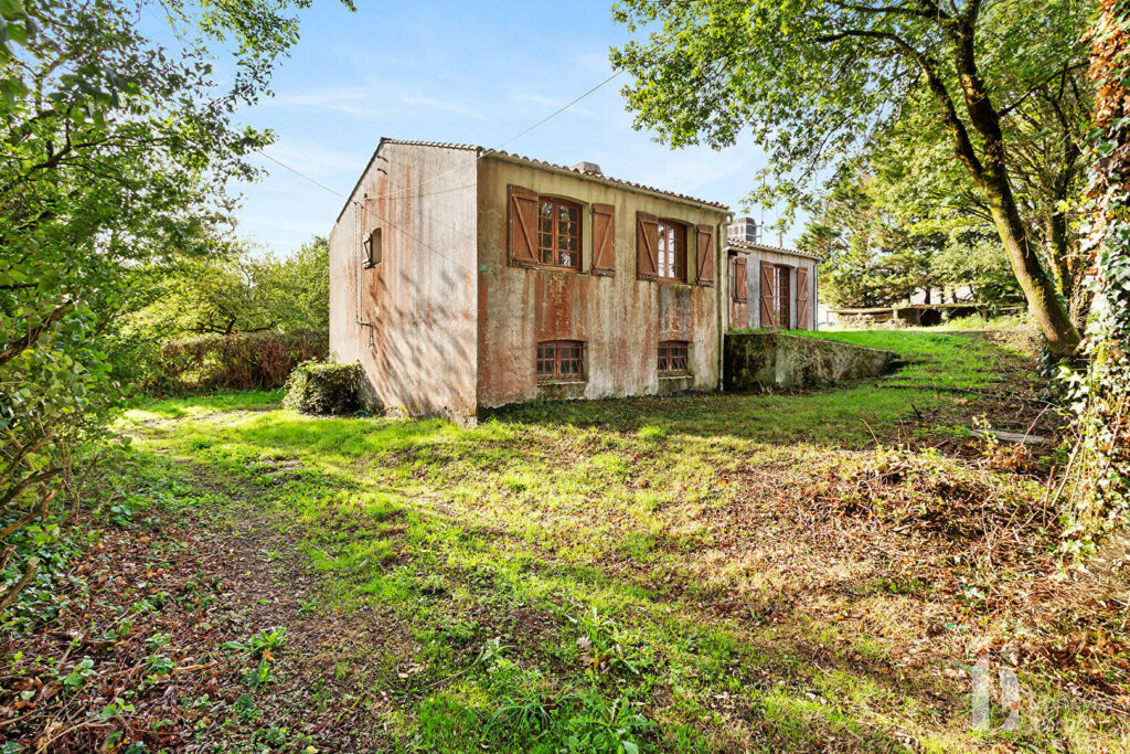 BOURG – MAISON avec SOUS-SOL de 97 m² – 3 chambres – A rénover !