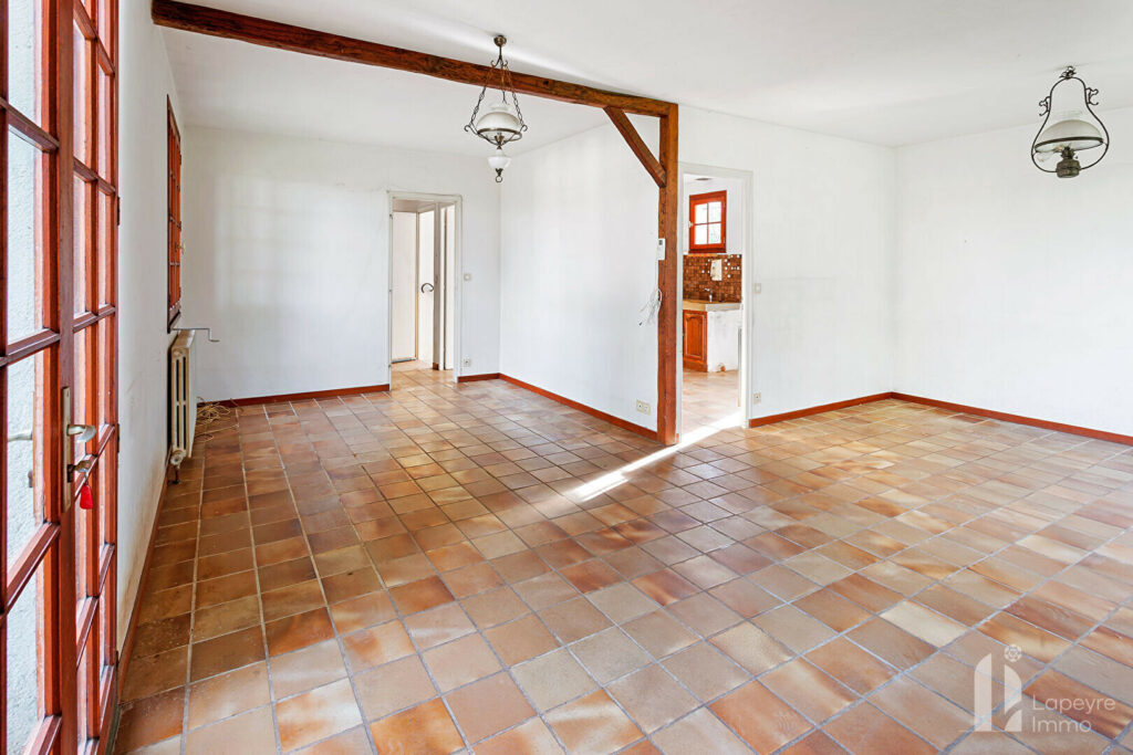 BOURG – MAISON avec SOUS-SOL de 97 m² – 3 chambres – A rénover !