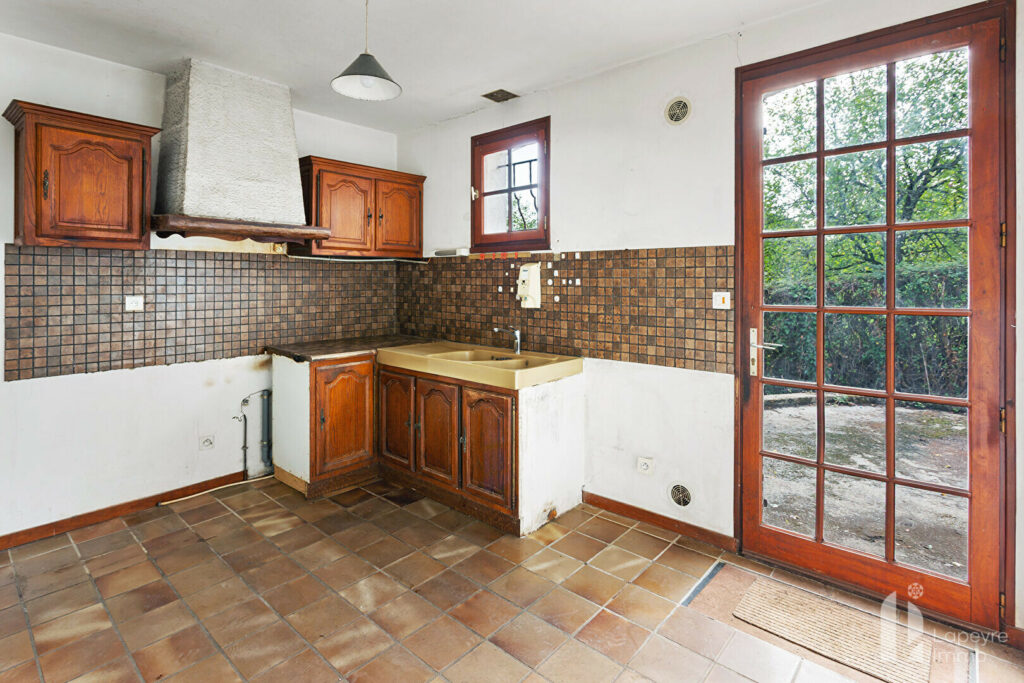 BOURG – MAISON avec SOUS-SOL de 97 m² – 3 chambres – A rénover !