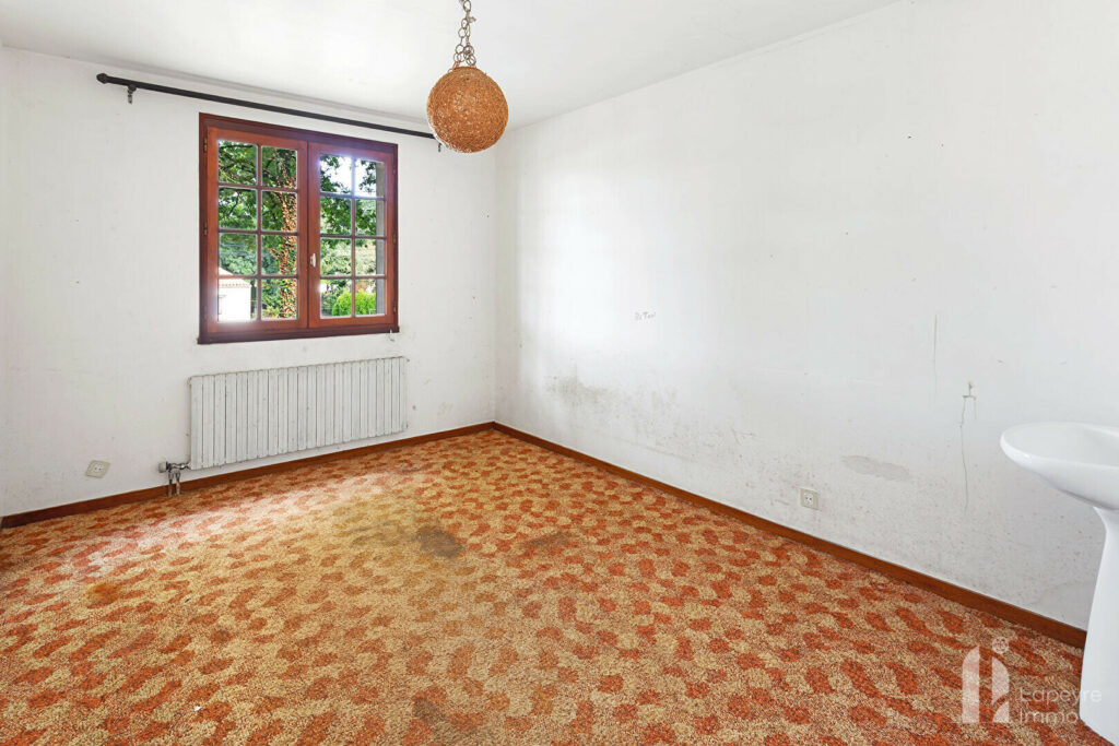 BOURG – MAISON avec SOUS-SOL de 97 m² – 3 chambres – A rénover !