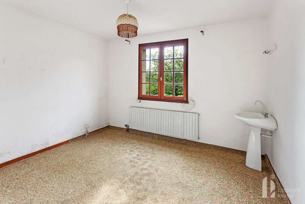 BOURG – MAISON avec SOUS-SOL de 97 m² – 3 chambres – A rénover !