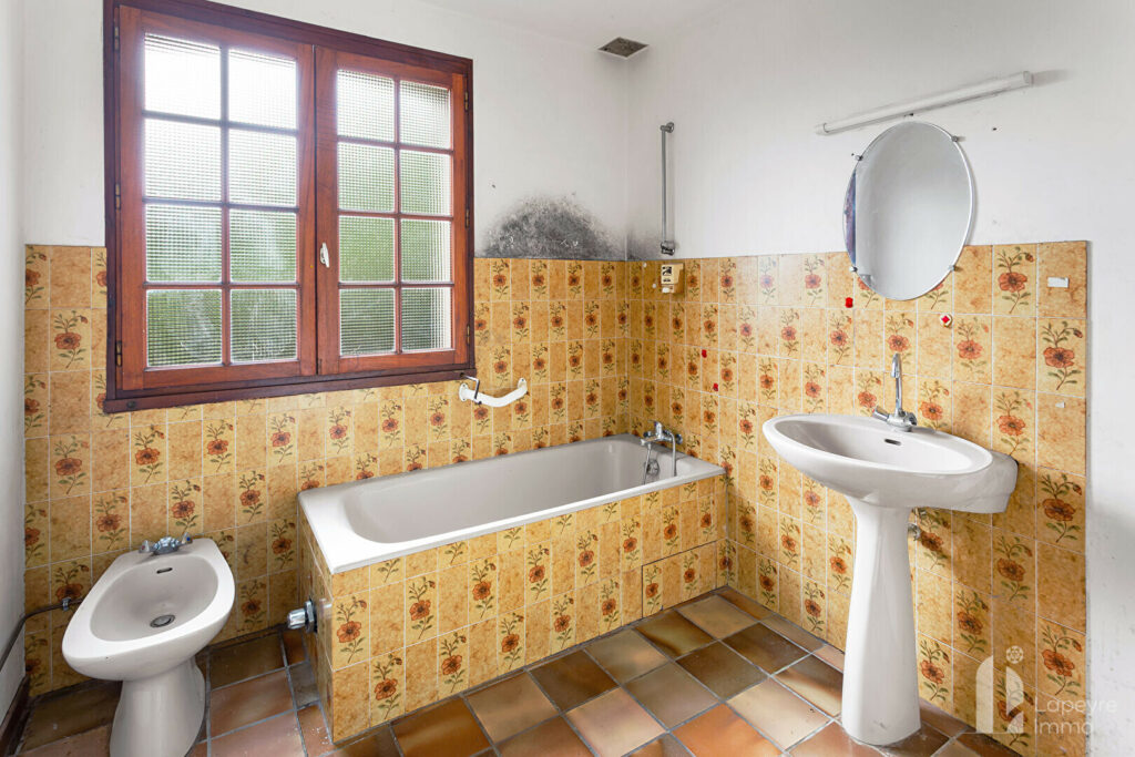 BOURG – MAISON avec SOUS-SOL de 97 m² – 3 chambres – A rénover !