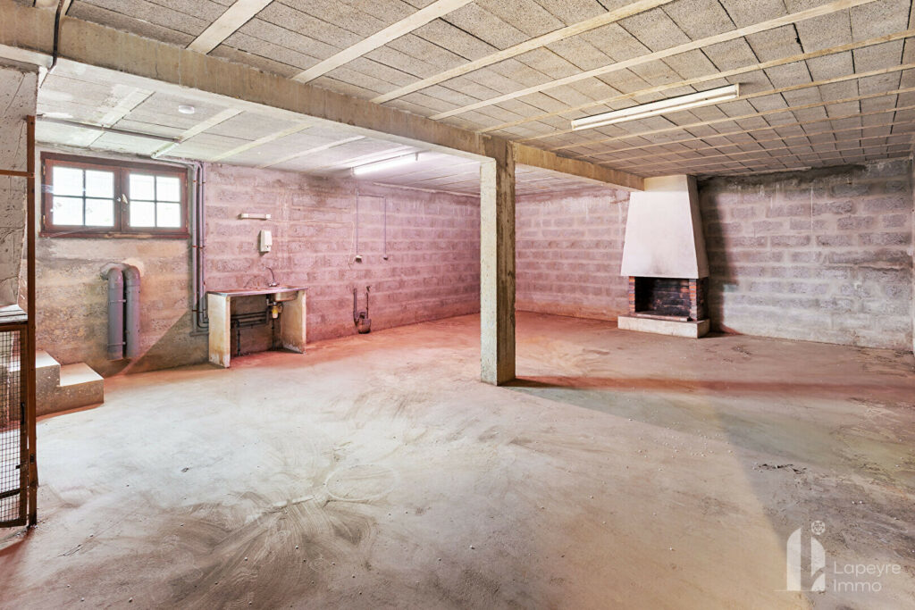 BOURG – MAISON avec SOUS-SOL de 97 m² – 3 chambres – A rénover !
