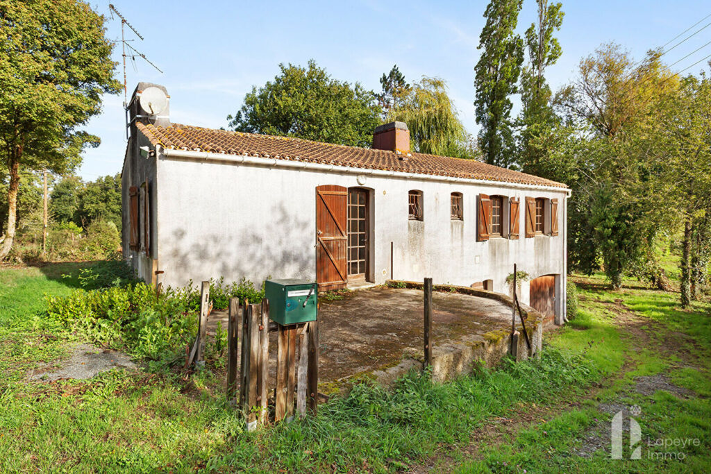 BOURG – MAISON avec SOUS-SOL de 97 m² – 3 chambres – A rénover !