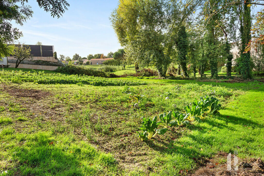 BOURG LA CHAIZE-LE-VICOMTE – Terrain constructible de 611 m²