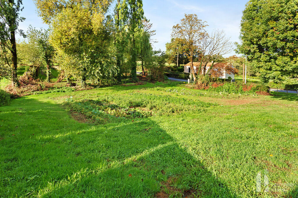 BOURG LA CHAIZE-LE-VICOMTE – Terrain constructible de 611 m²